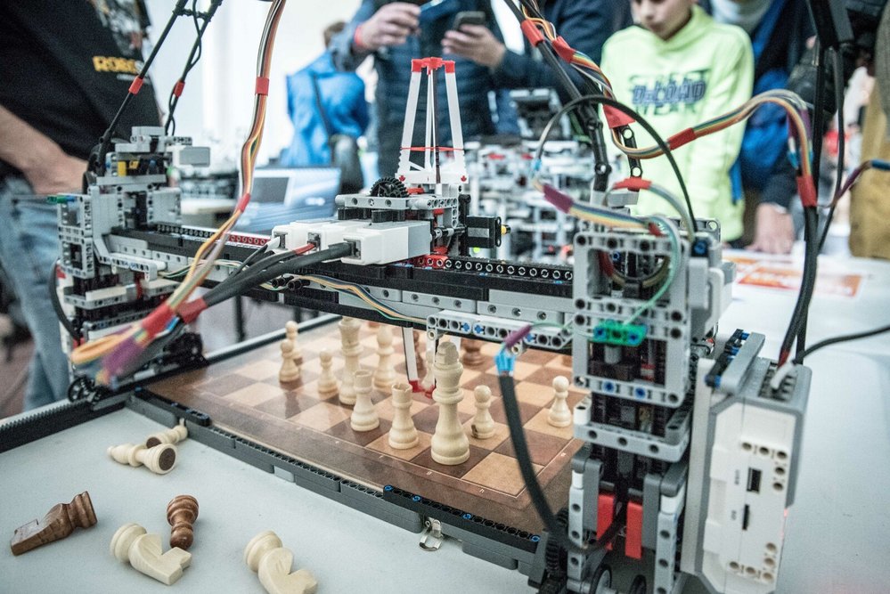 V hale robotů jsme obdivovali i tento automatický šachový automat, ale i řadu dalších robotických stavebnic