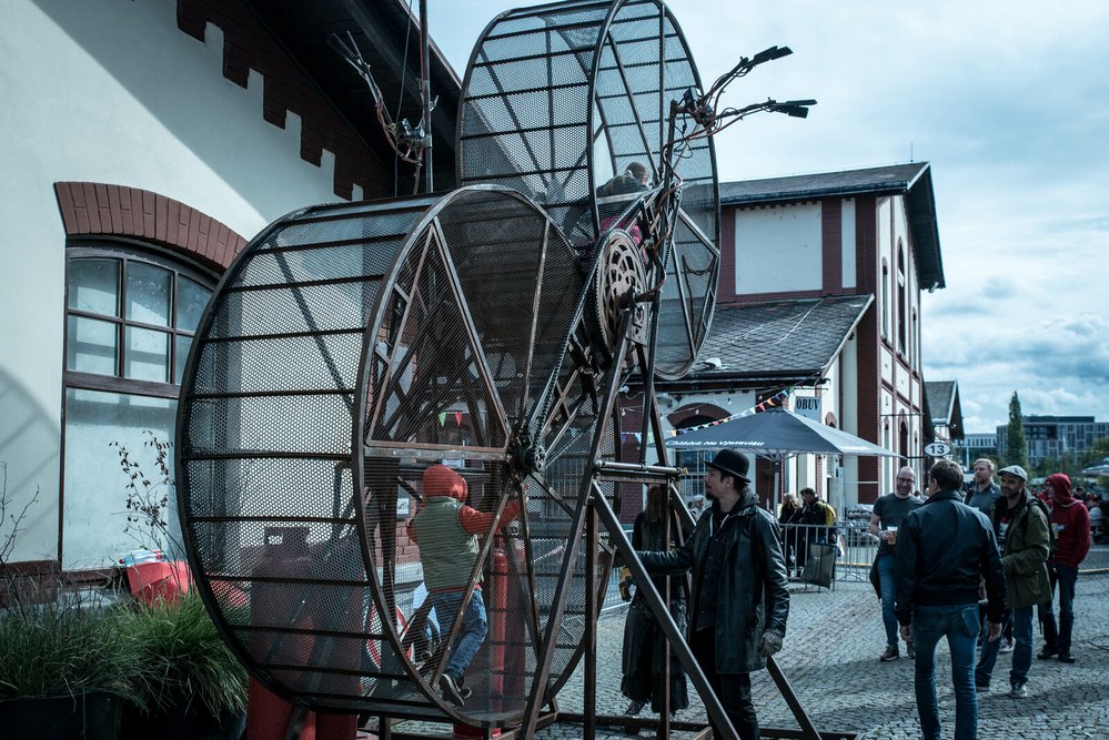 U vstupu na festival stál tenhle kolotoč pro lidské křečky, který navín na vrcholi čas od času chrlil oheň 