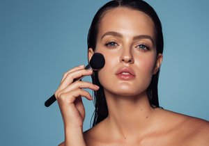 Testování make-upů: Který krásně kryje a vydrží na tváři?