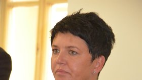 Realitní makléřka Eliška Nosková před soudní síní