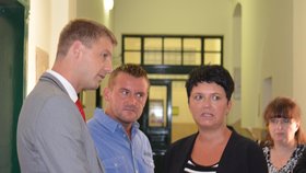 Realitní makléřka Eliška Nosková před soudní síní spolu s europoslancem Petrem Machem