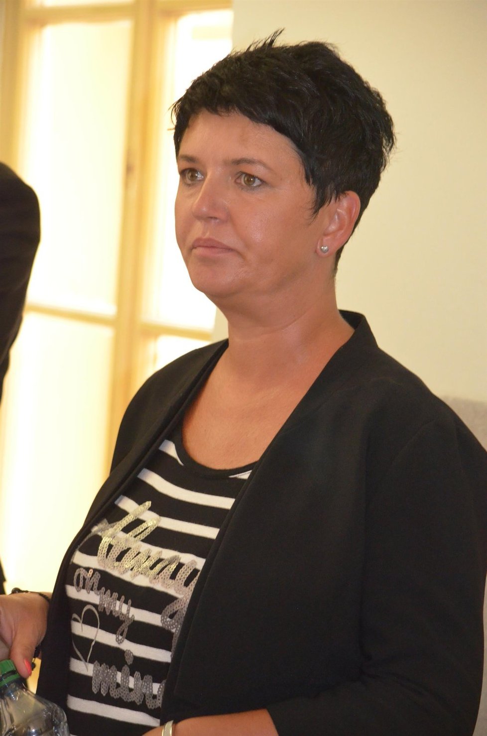 Realitní makléřka Eliška Nosková před soudní síní
