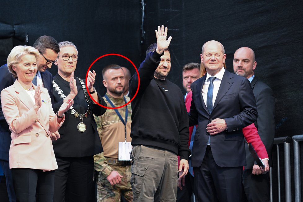 Ukrajinský prezident Volodymyr Zelenskyj na cestách. Vždy v pozadí stojí šéf jeho ochranky Maksym Donets.