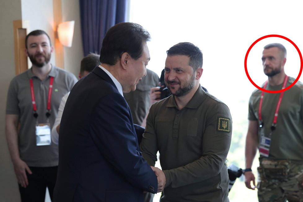 Ukrajinský prezident Volodymyr Zelenskyj na cestách. Vždy v pozadí stojí šéf jeho ochranky Maksym Donets.