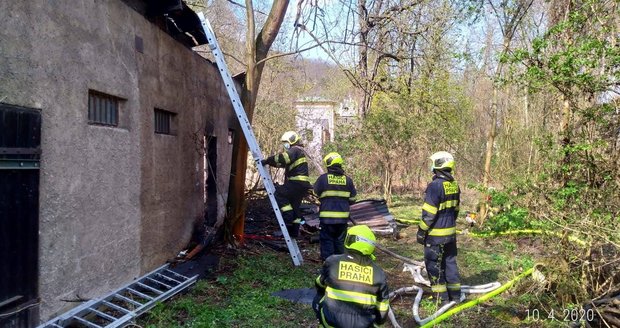 V Dobřichovicích hořely dvě chaty. (ilustrační foto)