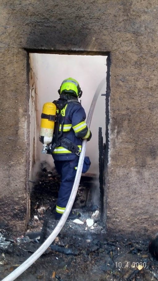 10. duben 2020: Pražští hasiči se sjeli do Malé Chuchle, kde z důvodu cizího zavinění začal hořet nemovitý objekt - nejspíše garáž či dílna. Nikomu se nic nestalo.
