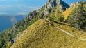 Skalnatý vrchol Ostrá (v pozadí) se zvedá vysoko nad údolím řeky Turiec a právem patří k nejkrásnějším horám na Slovensku. Skalnatý vrchol Ostrá (v pozadí) se zvedá vysoko nad údolím řeky Turiec a právem patří k nejkrásnějším horám na Slovensku.