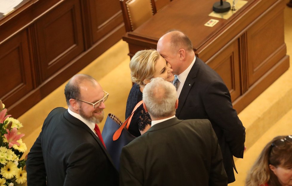 Nová ministryně spravedlnosti Taťána Malá přijímá v Poslanecké sněmovně gratulace ke svému jmenování. (27. 6. 2018)