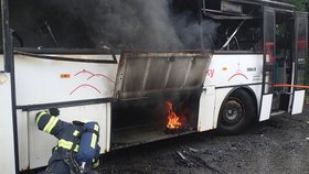 Požár autobusu v Malé Morávce