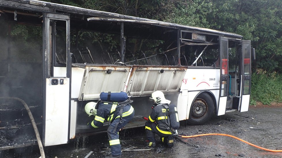 Požár autobusu v Malé Morávce