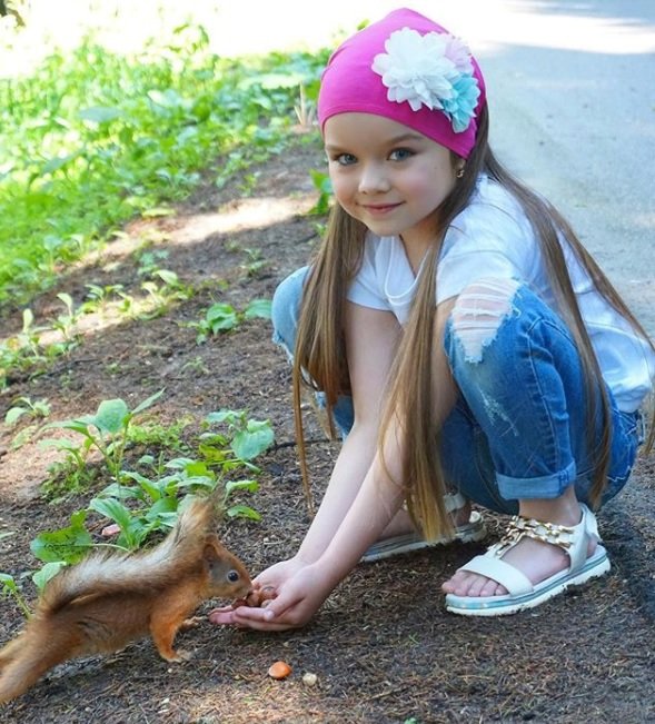 Tato malá ruská holčička aspiruje na nejkrásnější děvčátko.