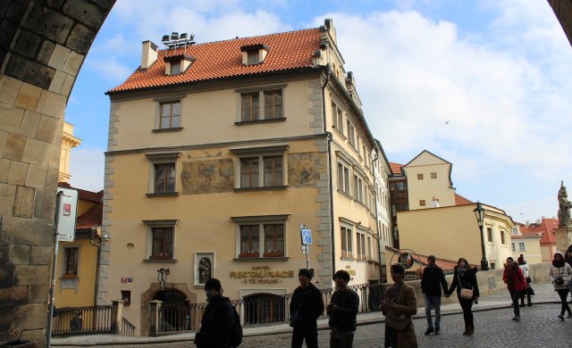 Georgius Deodatus si kavárnu údajně otevřel i na Malé Straně, a to konkrétně v Domě u Tří pštrosů.