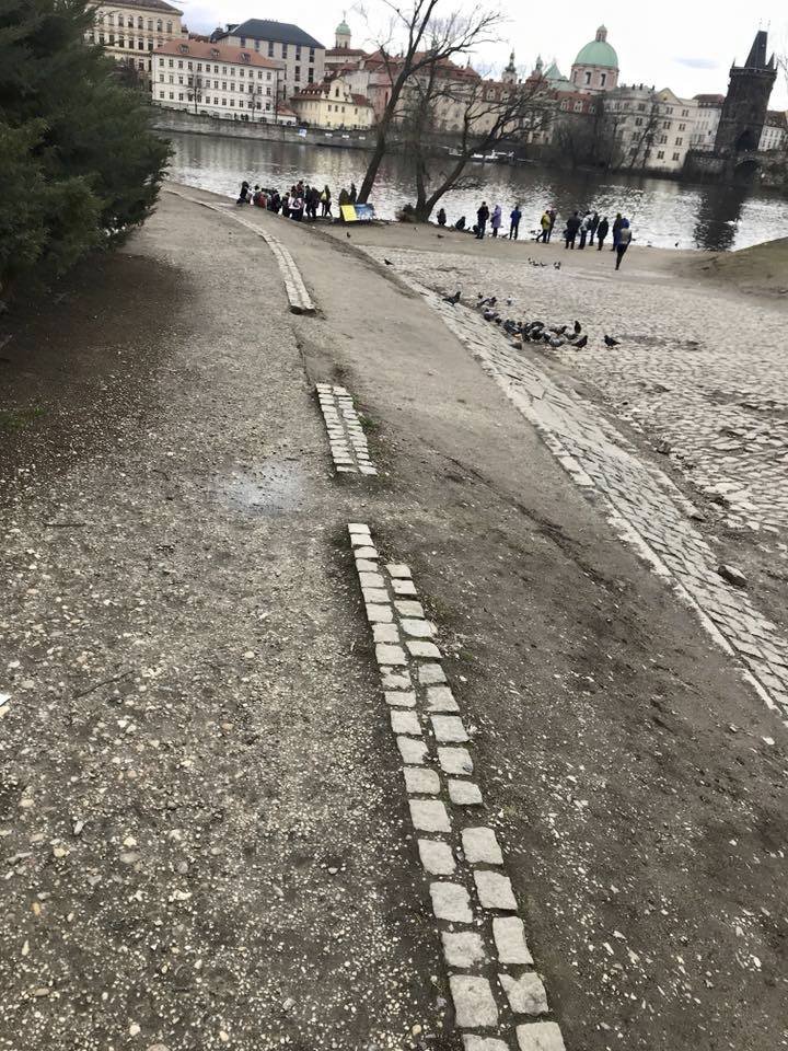 Malostranská náplavka u Mánesova mostu je dnes nereprezentativní, plánovaná revitalizace má vše změnit.