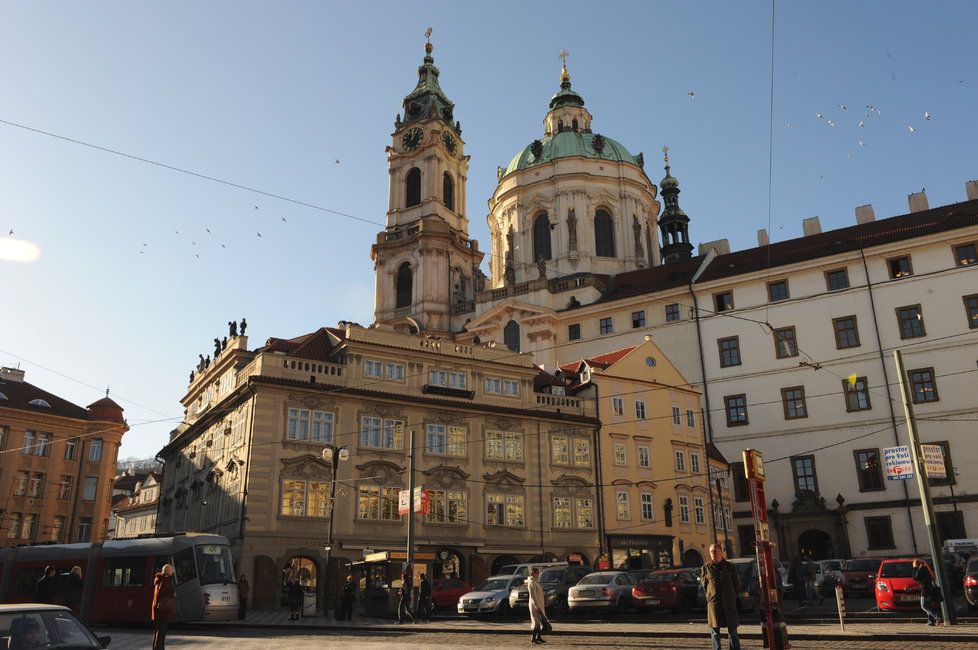 Svatomikulášská městská zvonice na Malé Straně ukrývala cestu ke kryptě sousedního kostela.