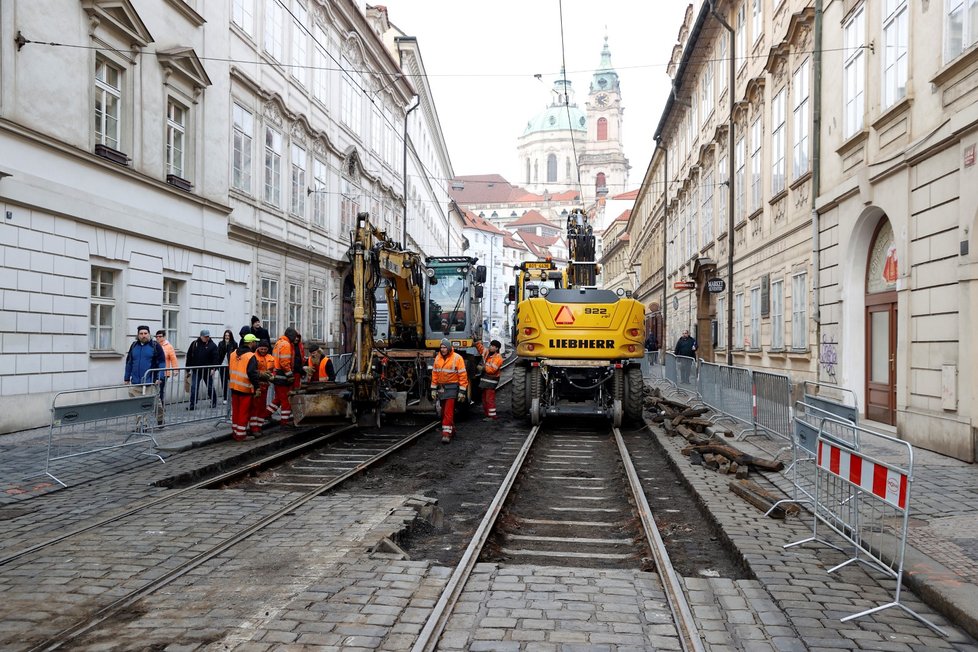 Oprava tramvajových kolejí na Malé Straně postoupila do fáze 2