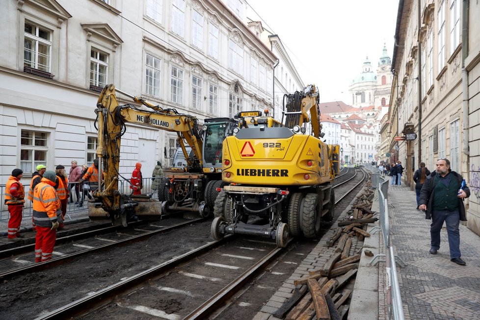 Oprava tramvajových kolejí na Malé Straně postoupila do fáze 2