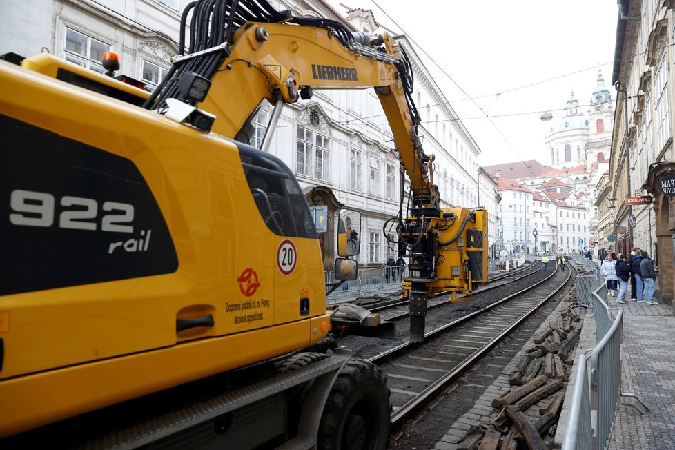 Oprava tramvajových kolejí na Malé Straně postoupila do fáze 2