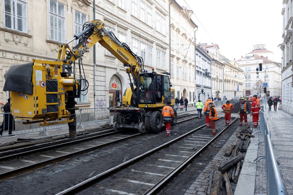 Oprava tramvajových kolejí na Malé Straně postoupila do fáze 2