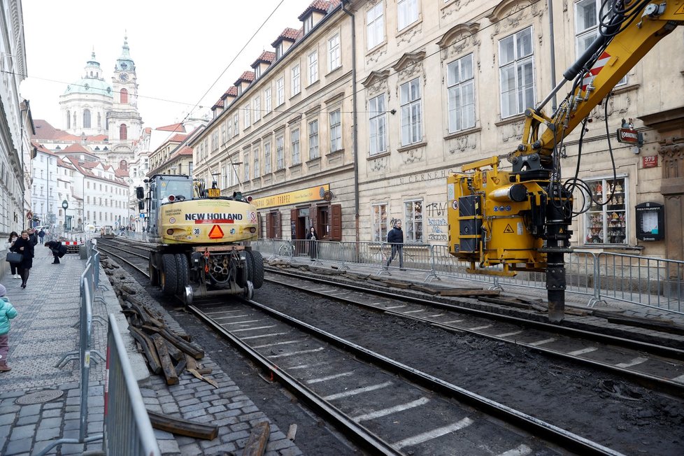 Oprava tramvajových kolejí na Malé Straně postoupila do fáze 2