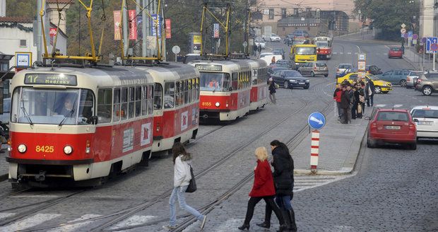 U Klárova musejí řidiči počítat s týdenní dopravní komplikací.