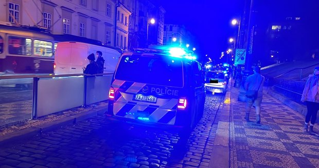 Vážná nehoda na Malé Straně na Újezdu. Automobil srazil dva muže, jednoho bylo nutné resuscitovat. (19. leden 2022)