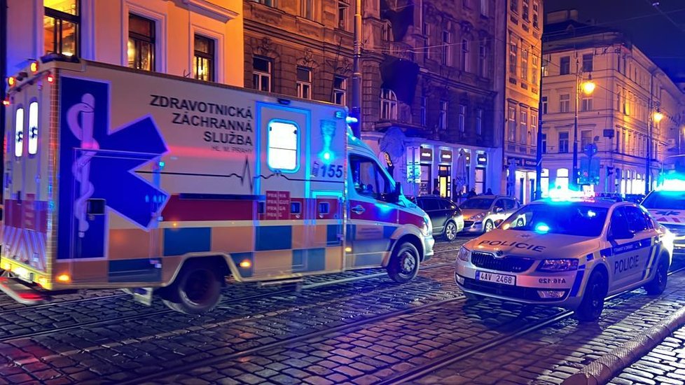 Vážná nehoda na Malé Straně na Újezdě. Automobil srazil dva muže, jednoho bylo nutné resuscitovat. (19. leden 2022)