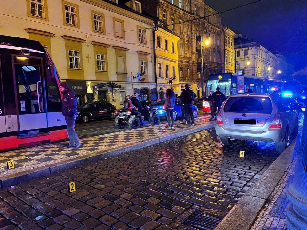 Vážná nehoda na Malé Straně na Újezdě. Automobil srazil dva muže, jednoho bylo nutné resuscitovat. (19. leden 2022)