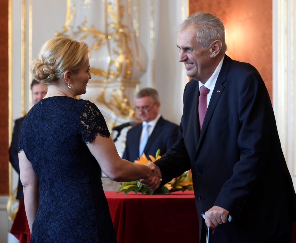 Taťána Malá krátce po svém jmenování ministryní spravedlnosti podává ruku prezidentu Miloši Zemanovi