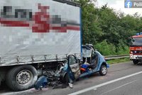 Řidička napasovala auto do kamionu: Zemřela matka (†43) se synem (†15)