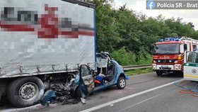 Řidička (†43) nabourala do kamionu: Zemřela ona i její mladý spolujezdec (†15).