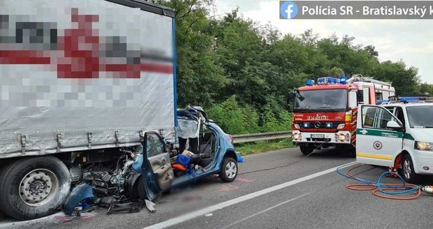 Řidička (†43) nabourala do kamionu: Zemřela ona i její mladý spolujezdec (†15).