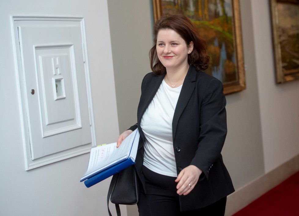 Ministryně práce a sociálních věcí Jana Maláčová přichází na jednání vlády (15. 4. 2019)