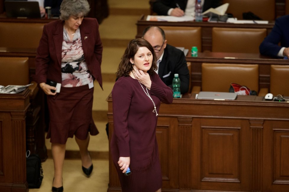 Ministryně práce a sociálních věcí Jana Maláčová (ČSSD) není poslankyní. Ve Sněmovně ale i tak čekala celý den na hlasování o nedůvěře vládě, které svolala opozice ( 23. 11. 2018)