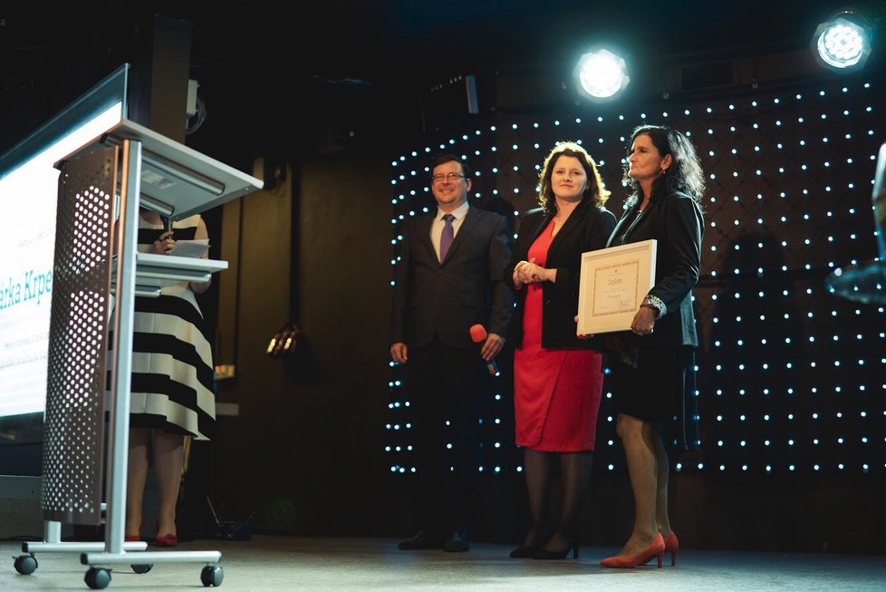 Ministryně Jana Maláčová (ČSSD, uprostřed) a výherkyně soutěže pečující roku Šárka Krpenská
