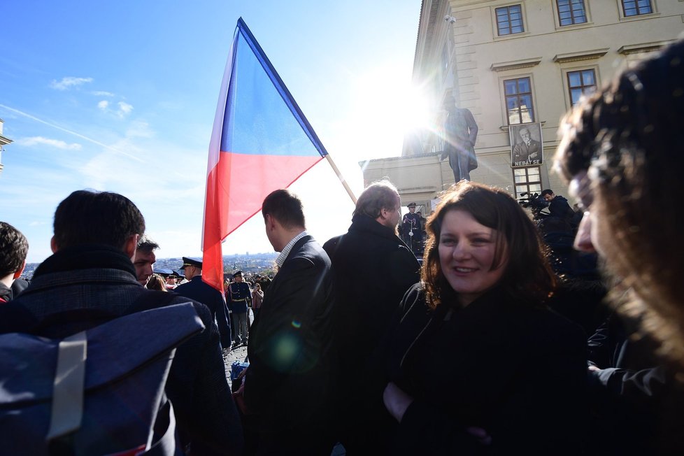 Jana Maláčová (ČSSD) u sochy T. G. Masaryka před pražským Hradem (28. 10. 2019)