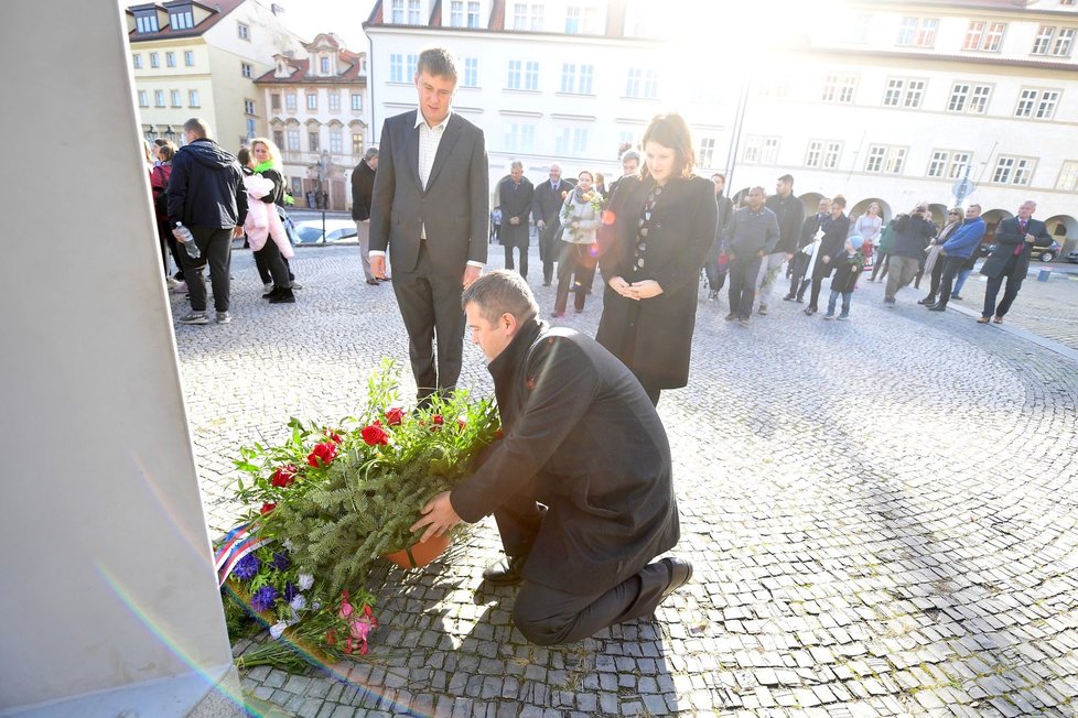 Ministři koaliční ČSSD u sochy T. G. Masaryka před pražským Hradem (28.10.2019)