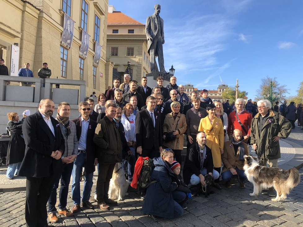 Členové TOP 09 včetně šéfa poslaneckého klubu Miroslava Kalouska, místopředsedkyně Markéty Pekarové Adamové a předsedy Jiřího Pospíšila u sochy T. G. Masaryka před pražským Hradem (28.10.2019)