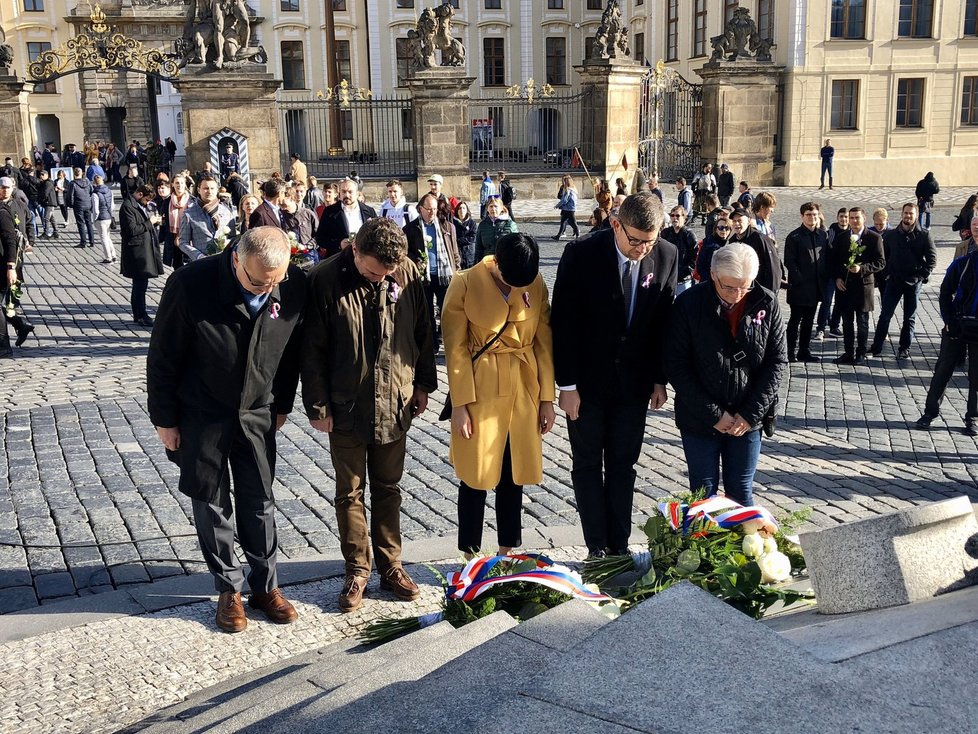 Členové TOP 09 včetně šéfa poslaneckého klubu Miroslava Kalouska, místopředsedkyně Markéty Pekarové Adamové a předsedy Jiřího Pospíšila u sochy T. G. Masaryka před pražským Hradem (28. 10. 2019)