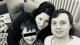 Ministryně práce a sociálních věcí Jana Maláčová (ČSSD) je po operaci. Na Mikuláše se vyfotila na instagram s celou rodinou. Synem Gustavem a manželem Alešem Chmelařem, náměstkem ministra zahraničí. ( 5. 12. 2019)