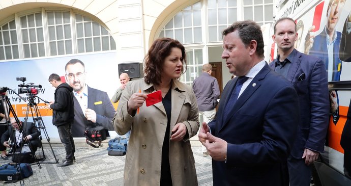 Ministryně práce a sociálních věcí Jana Maláčová se ovívá červenou kartou. Symbolem ČSSD pro volby do Evropského parlamentu. Na zahájení kampaně diskutovala s ministrem kultury A. STaňkem (23. 4. 2019)