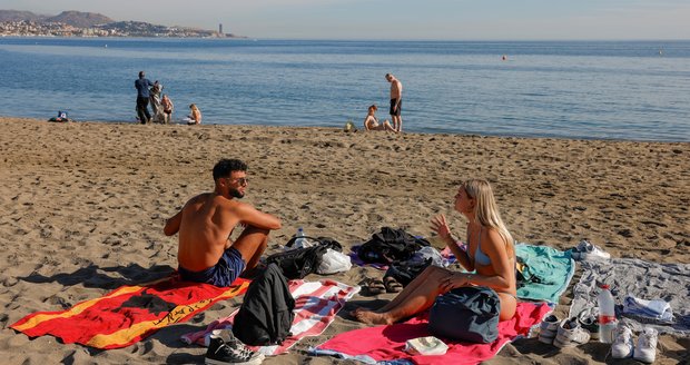 Dovolenkáře čeká změna: Zákaz kouření na španělských plážích?! Omezit chtějí i vapování 