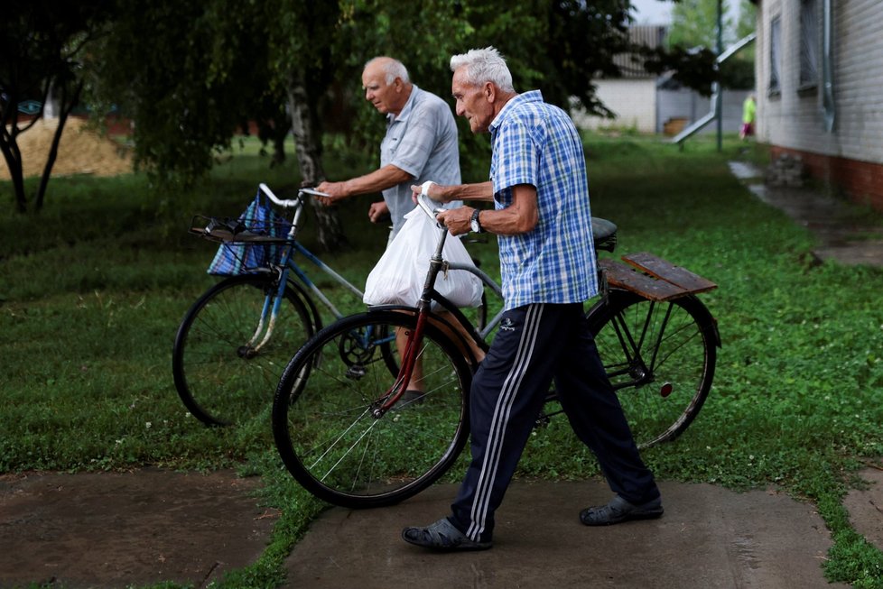 Malaja Rohaň, Charkovská oblast: Obyvatelé si vyzvedávají potraviny (4. 8.).