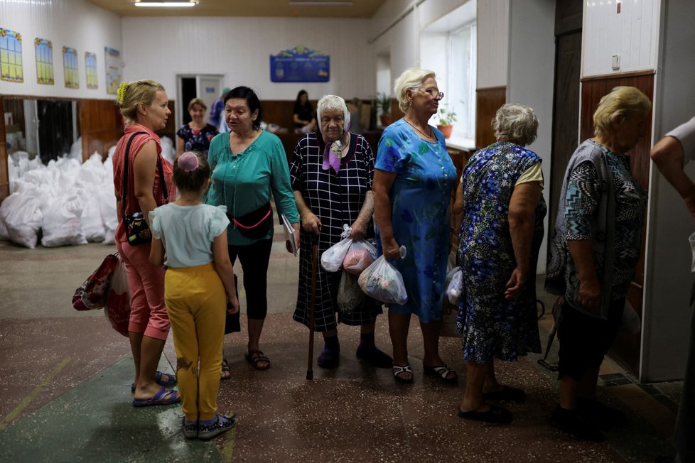 Malaja Rohaň, Charkovská oblast: Obyvatelé si vyzvedávají potraviny (4. 8.).