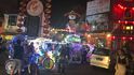 Svítící rikši jsou oblíbené především u asijských turistů. Svážejí je z jiných částí města na známé noční trhy Jonker Walk, které se konají každý víkend.