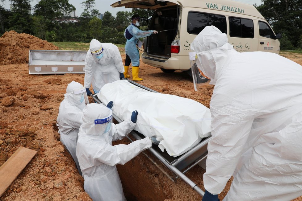 Kopání hrobů pro oběti pandemie covidu v Malajsii (9. 6. 2021)
