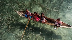 Bajauské děti na ručně dělané lodi.