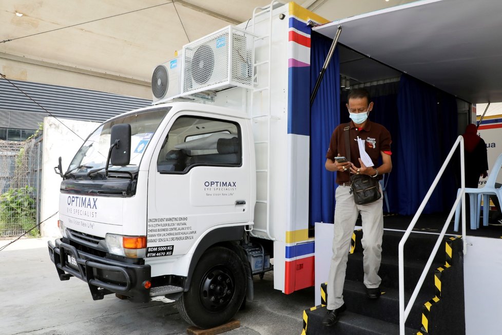 Po malajsijském Kuala Lumpur jsou rozmístěny nákladní vozy určené k očkování proti koronaviru. Podávají vakcínu od čínské firmy Sinovac