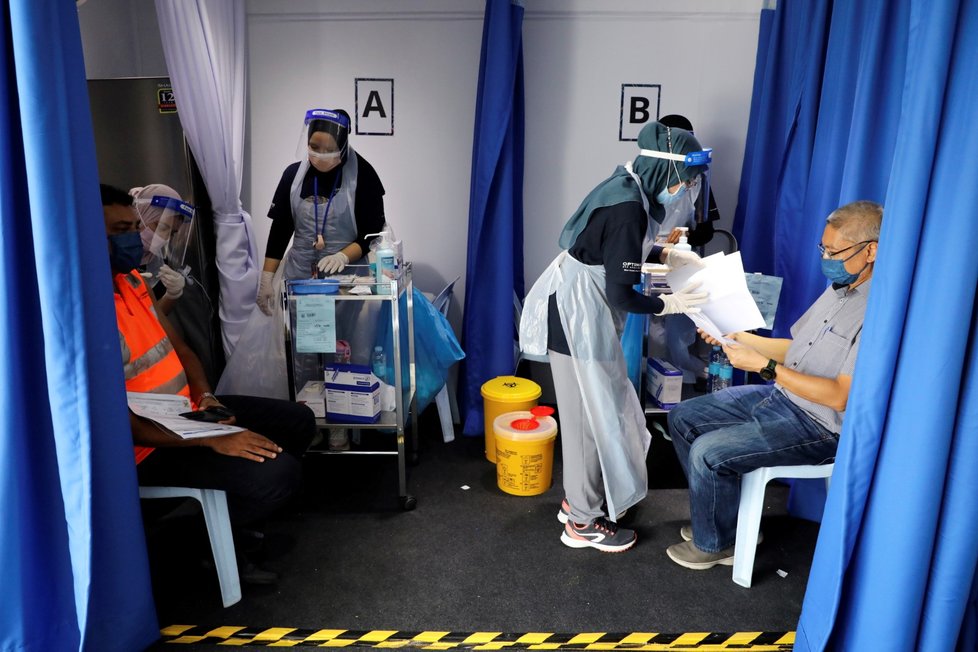 Po malajsijském Kuala Lumpur jsou rozmístěny nákladní vozy určené k očkování proti koronaviru. Podávají vakcínu od čínské firmy Sinovac.