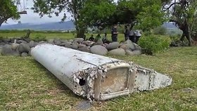 Trosky, které údajně pocházejí z letu MH370.