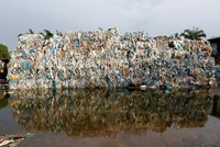 „Nejsme světovou skládkou.“ Malajsie vrací stovky tun plastů velmocem